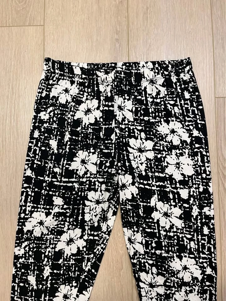 Black & White Floral Print Leggings - One Size - photo 2