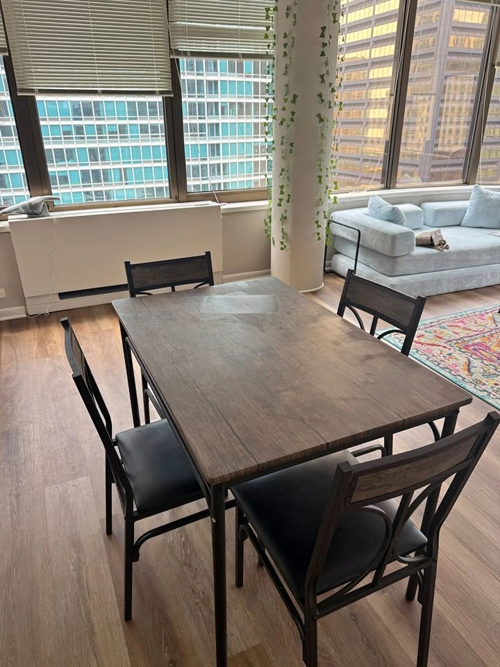 Dining Table with 4 chairs - Excellent Condition
