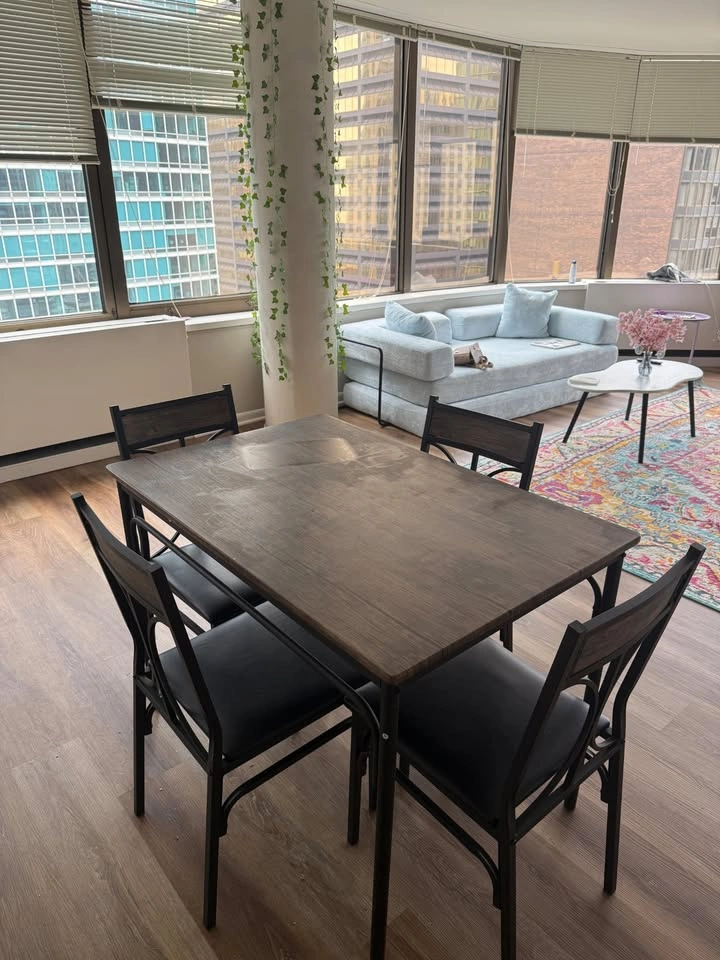 Dining Table with 4 chairs - Excellent Condition - photo 2