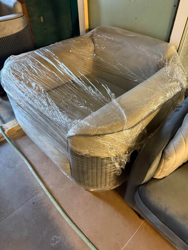 Good condition sofa with two chairs made in turkey - photo 3