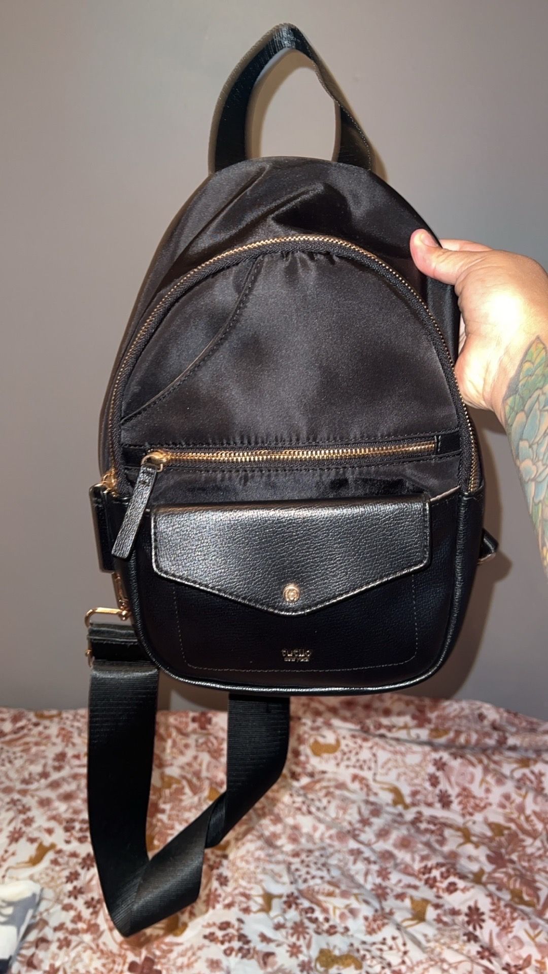 Tutilo New York sling bag