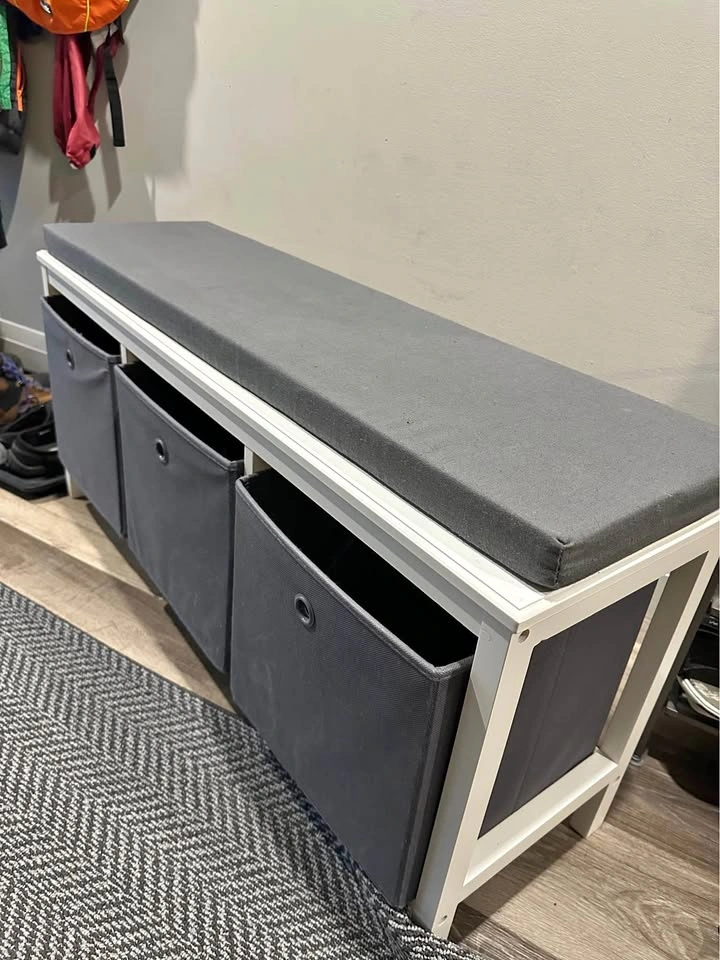 Entry storage bench with bins