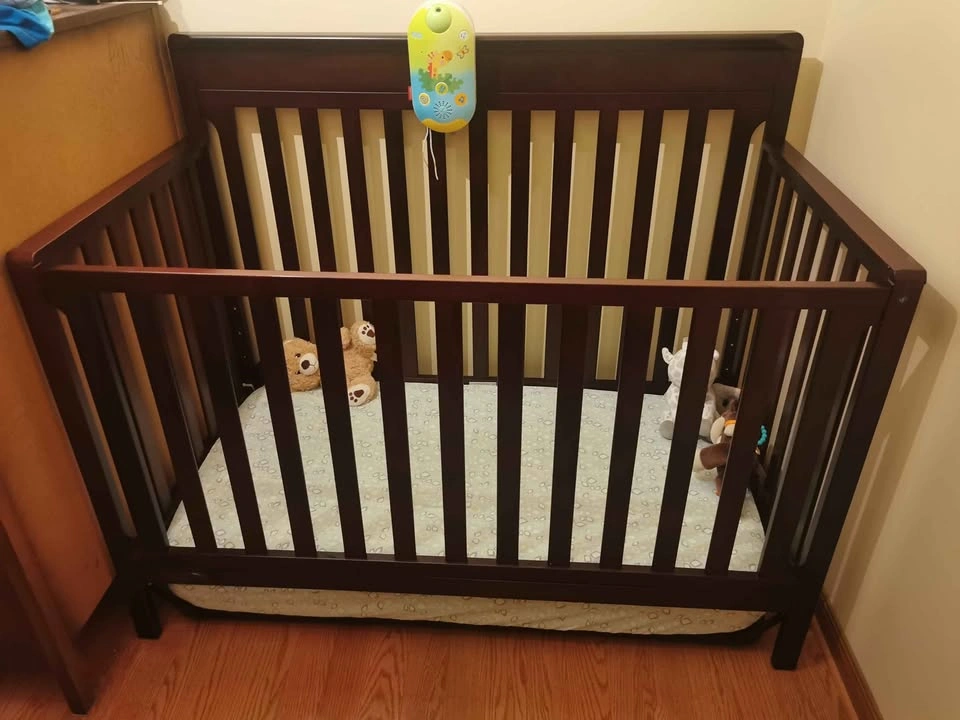 Baby crib + mattress and sheets
