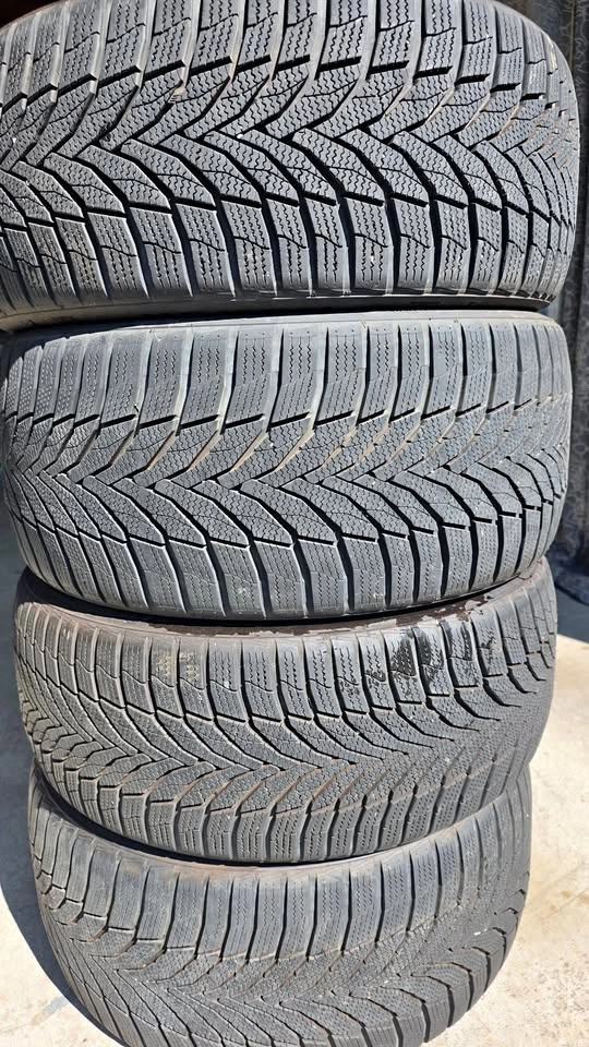 255/35/19 and 225/40/19 Nexen winter tires 80% tread