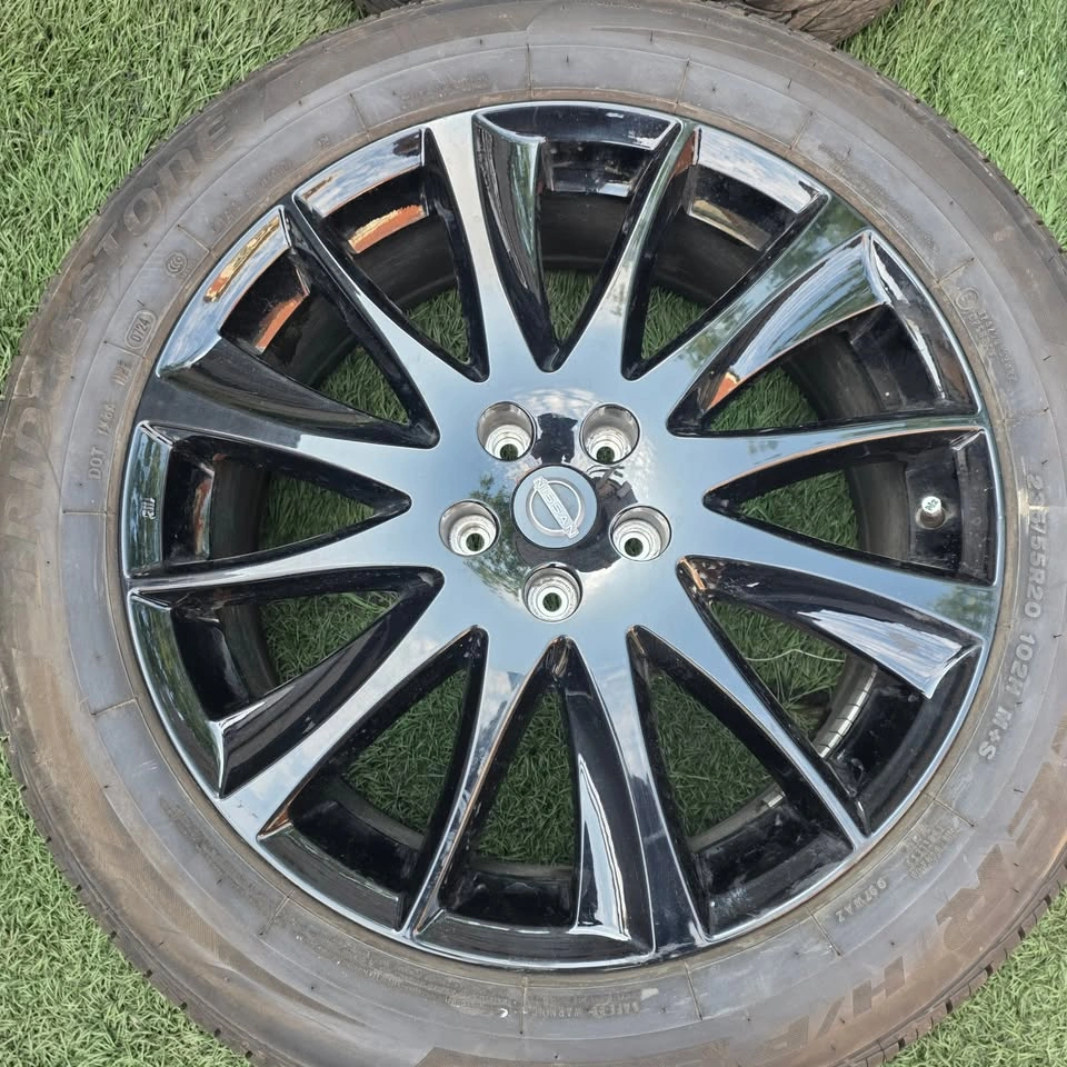 20 inch Nissan OEM alloy 5x114.3 like new - photo 2