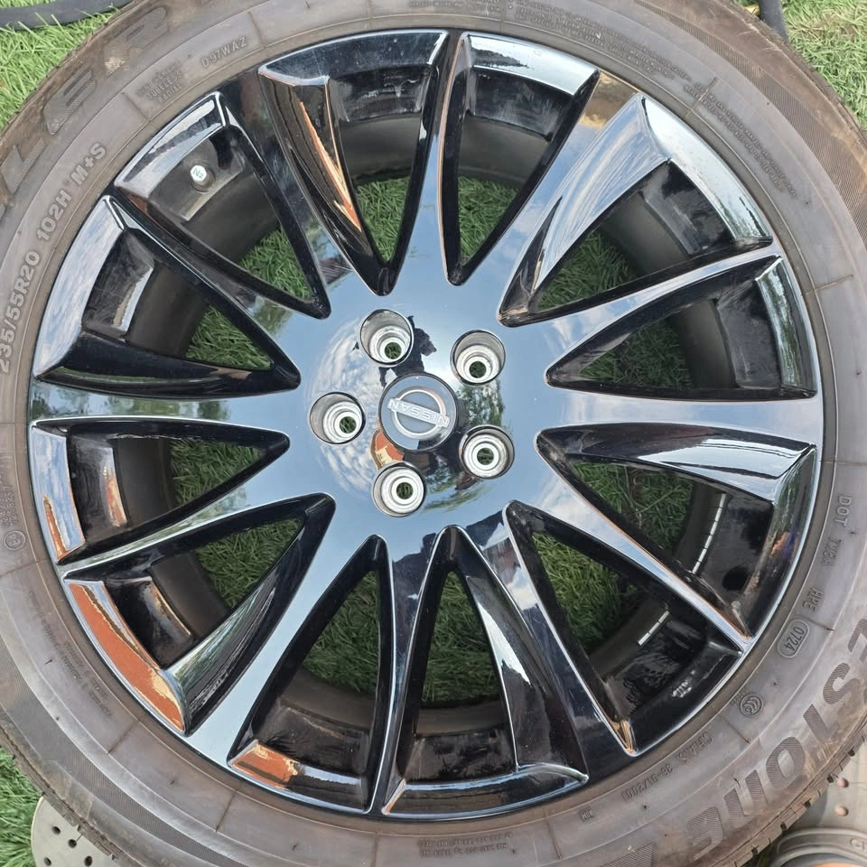 20 inch Nissan OEM alloy 5x114.3 like new - photo 4