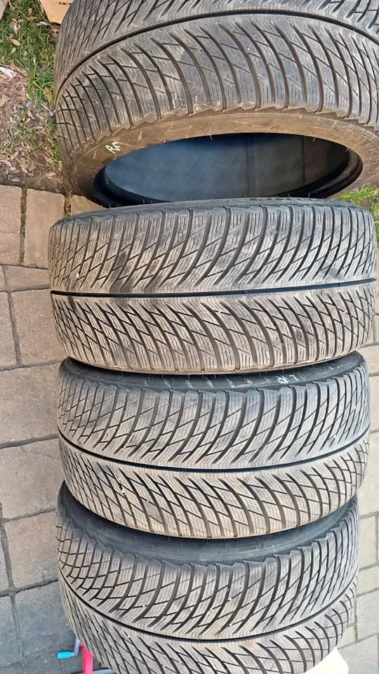 255/35/19 Michelin Pilot Alpin 5 Winter Tires - 85% Tread