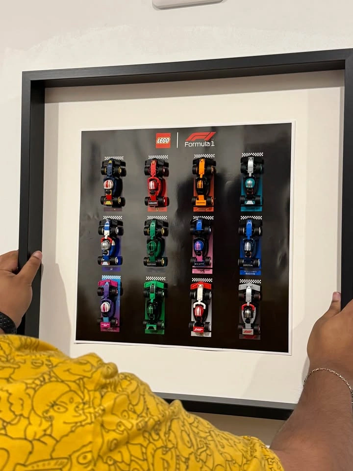 LEGO F1 Minifigure With Wall Frame - photo 2