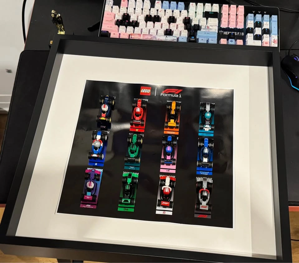 LEGO F1 Minifigure With Wall Frame - photo 3