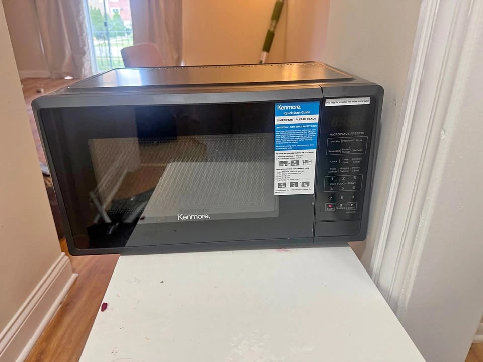 Kenmore Countertop Microwave – Like New – Works Perfect
