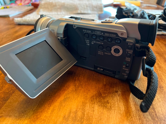 Canon Optura 10 MiniDV Camcorder - photo 2