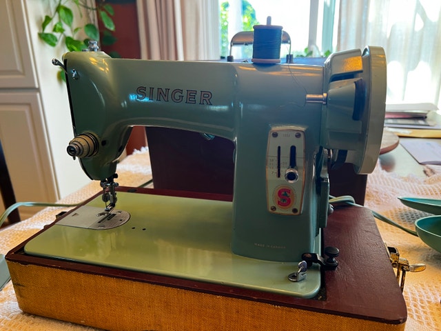 Vintage 185J3 Singer Sewing Machine
