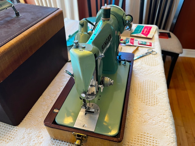 Vintage 185J3 Singer Sewing Machine - photo 2