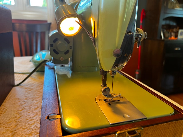 Vintage 185J3 Singer Sewing Machine - photo 3