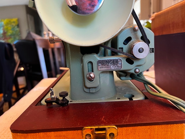 Vintage 185J3 Singer Sewing Machine - photo 4