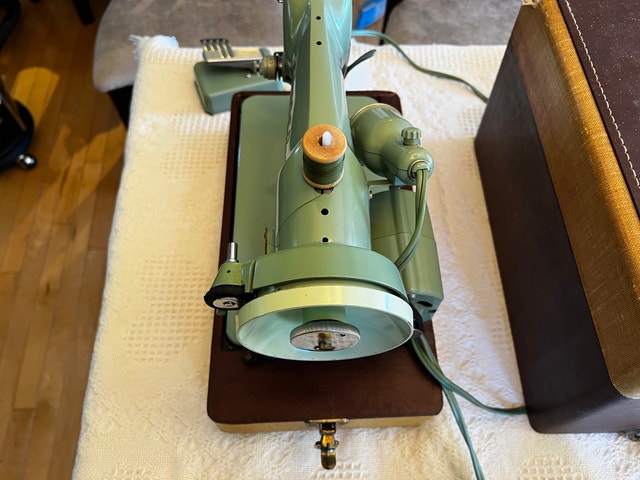 Vintage 185J3 Singer Sewing Machine - photo 5