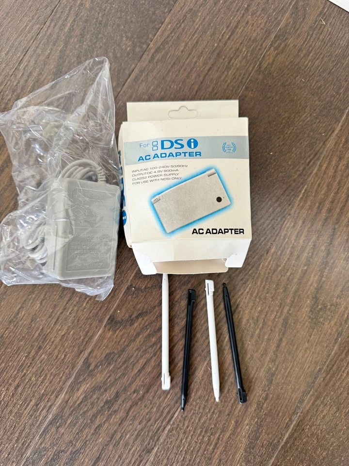 Nintendo DSi Charger + 4 Stylus Pens Bundle