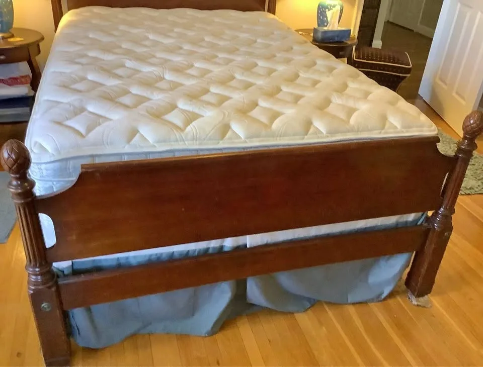 Vintage Wooden Pineapple Finial Bed Frame with Mattress