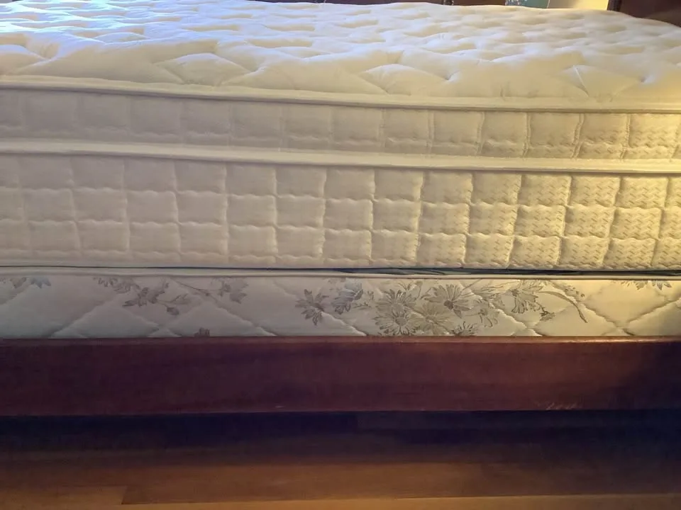 Vintage Wooden Pineapple Finial Bed Frame with Mattress - photo 4