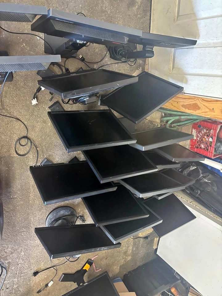 Dell P190St and Lenovo LT1952p Computer Monitors