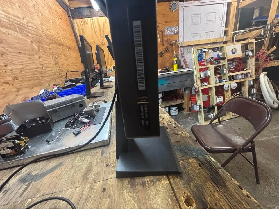 Dell P190St and Lenovo LT1952p Computer Monitors - photo 2