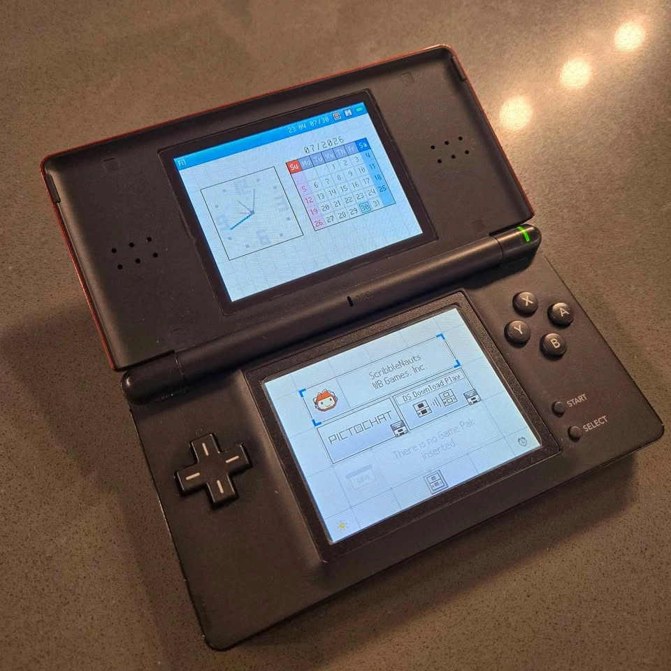 Nintendo Ds Lite. Excellent condition. Charger, stylus inc. - photo 2