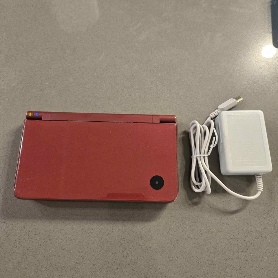 Nintendo DSi XL. Clean, good condition. Stylus, charger inc. - photo 2