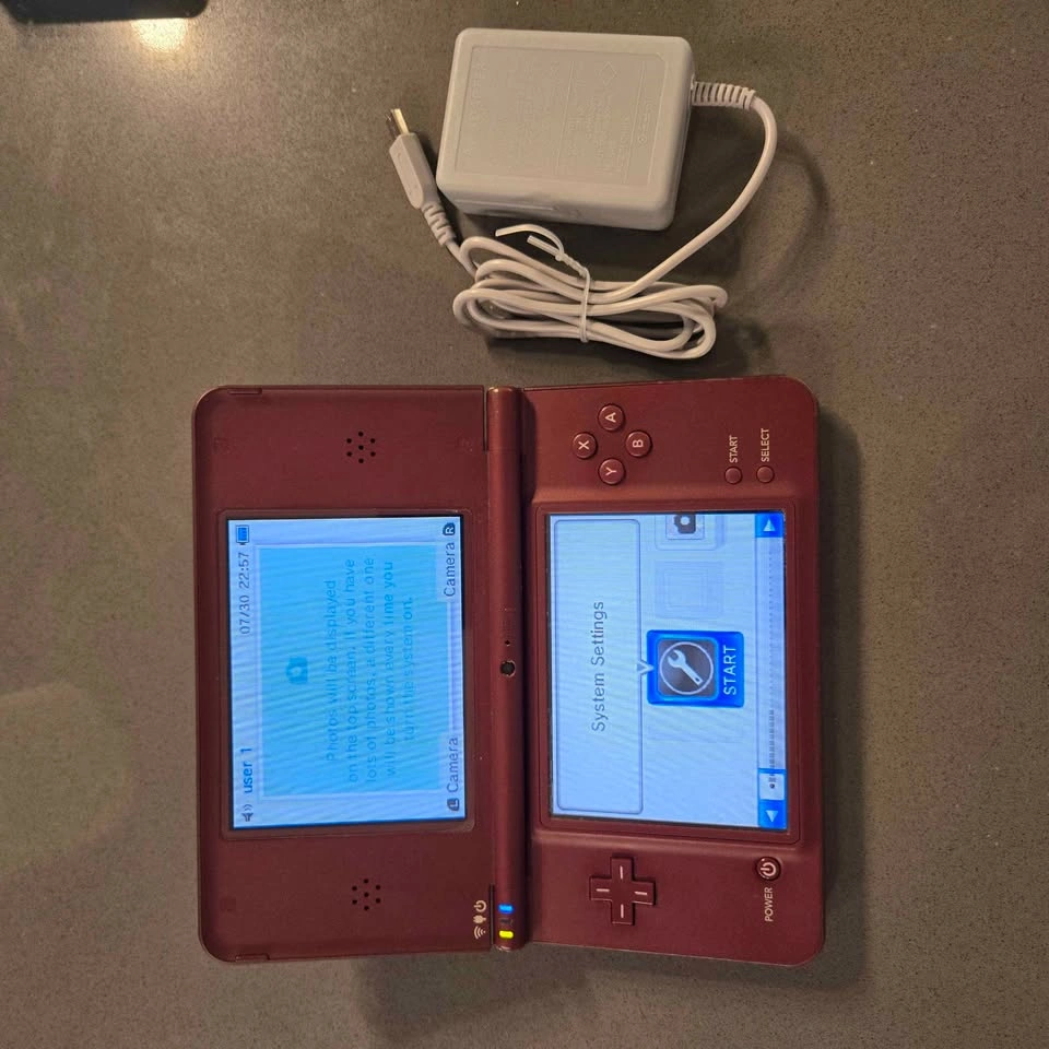 Nintendo DSi XL. Clean, good condition. Stylus, charger inc. - photo 3