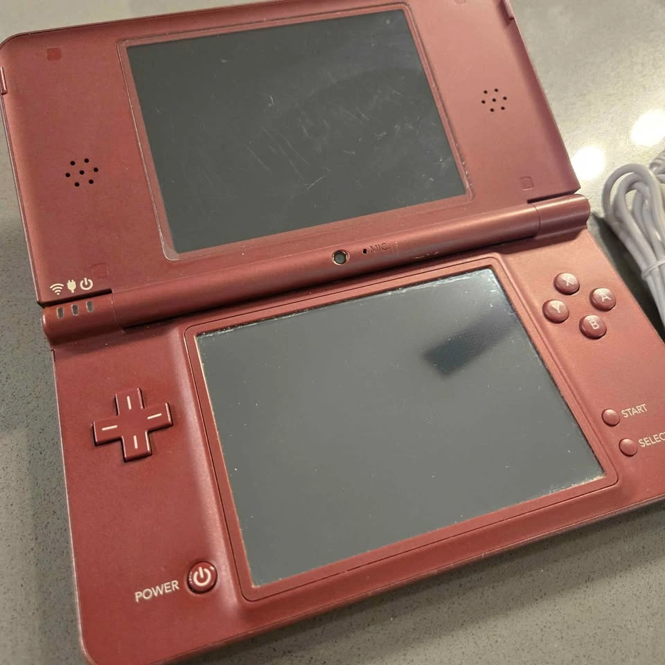 Nintendo DSi XL. Clean, good condition. Stylus, charger inc. - photo 4