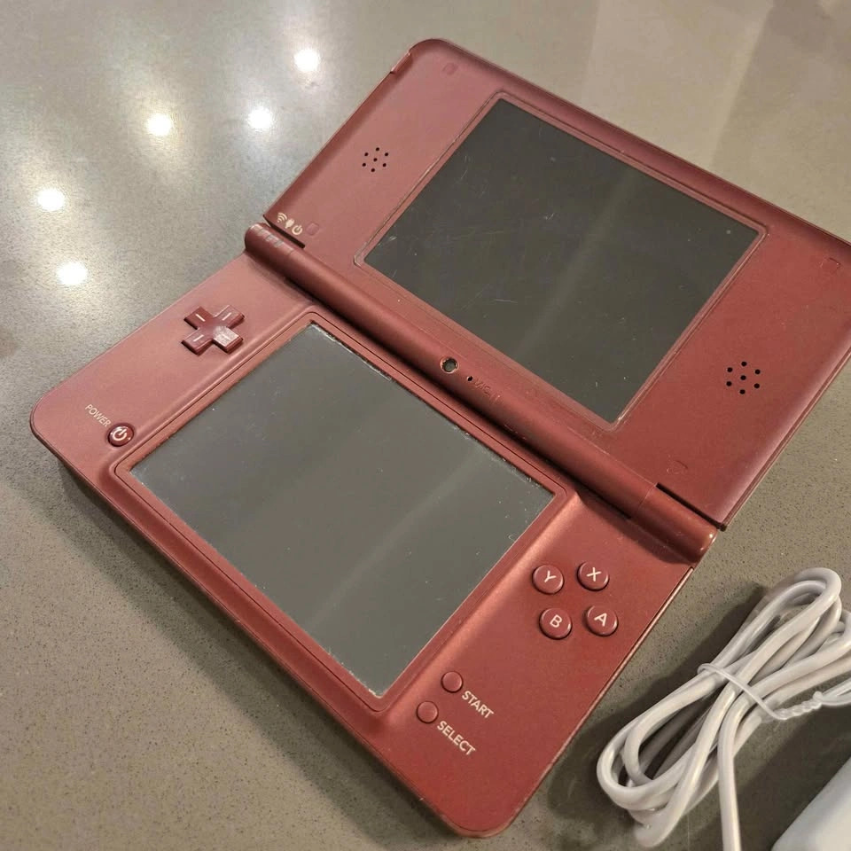 Nintendo DSi XL. Clean, good condition. Stylus, charger inc. - photo 5