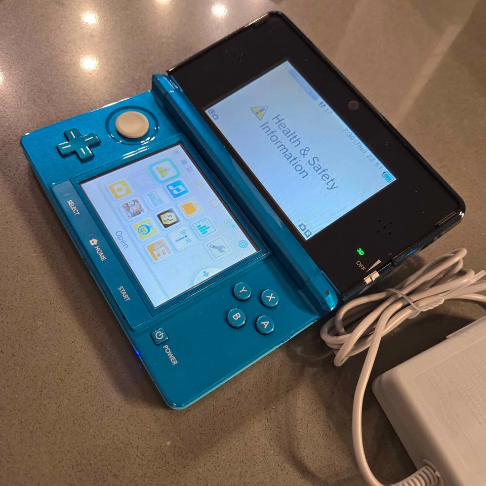 Nintendo 3DS. Clean, great condition. Aqua blue. Charger, stylus - photo 2