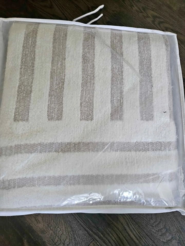 8x10 Boho pattern area rug Sealed package