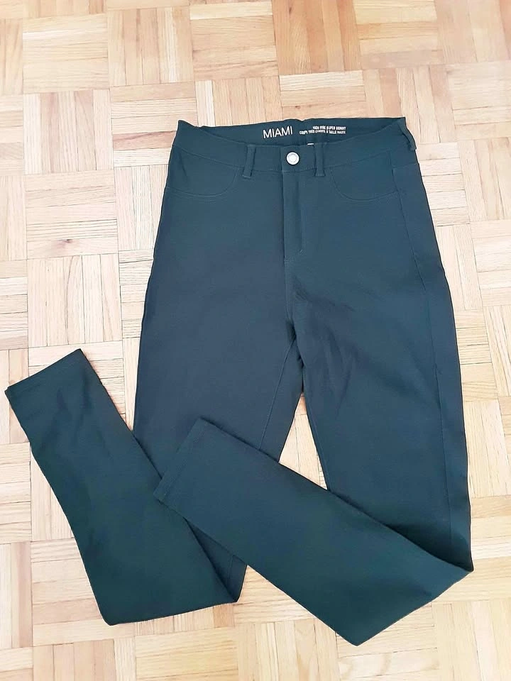 Super skinny High Rise Dark Green Pants. Size L
