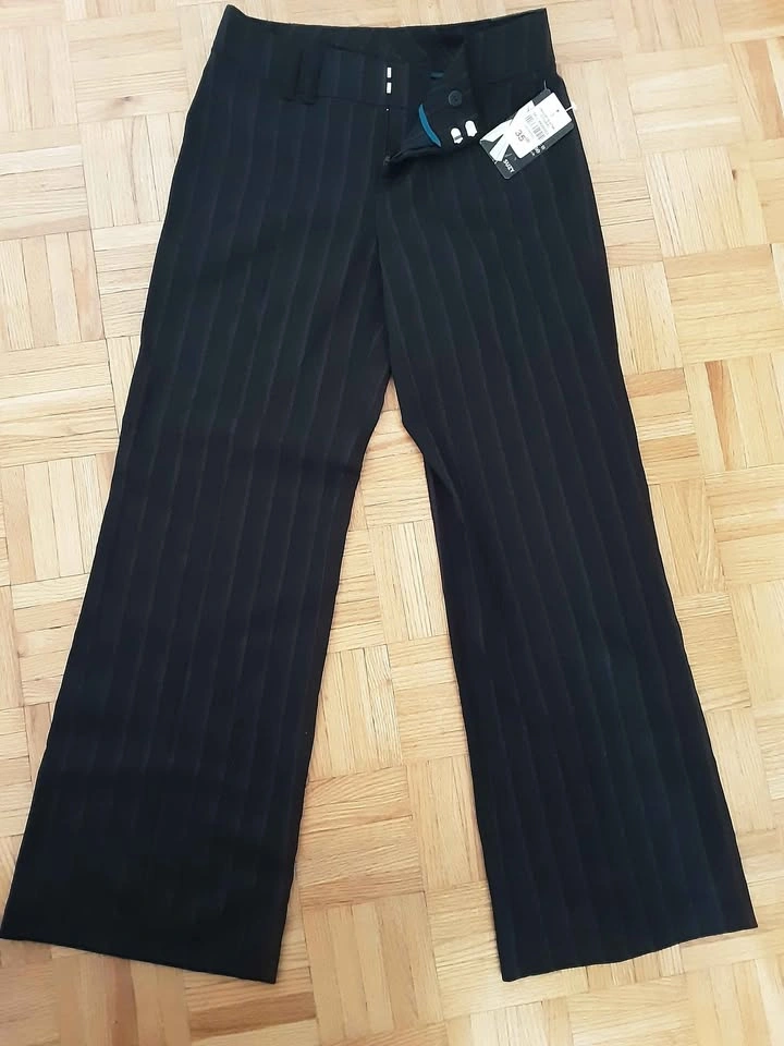 Brand New Suzy Black Pinstripe Pants NWT Size 3/4 - photo 2