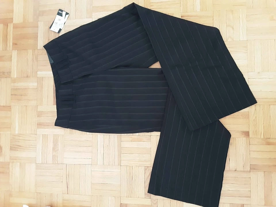 Brand New Suzy Black Pinstripe Pants NWT Size 3/4 - photo 4