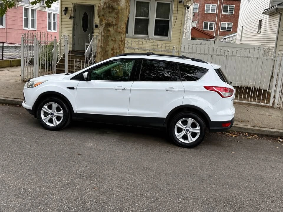 2015 Ford Escape SE Sport Utility 4D - photo 2