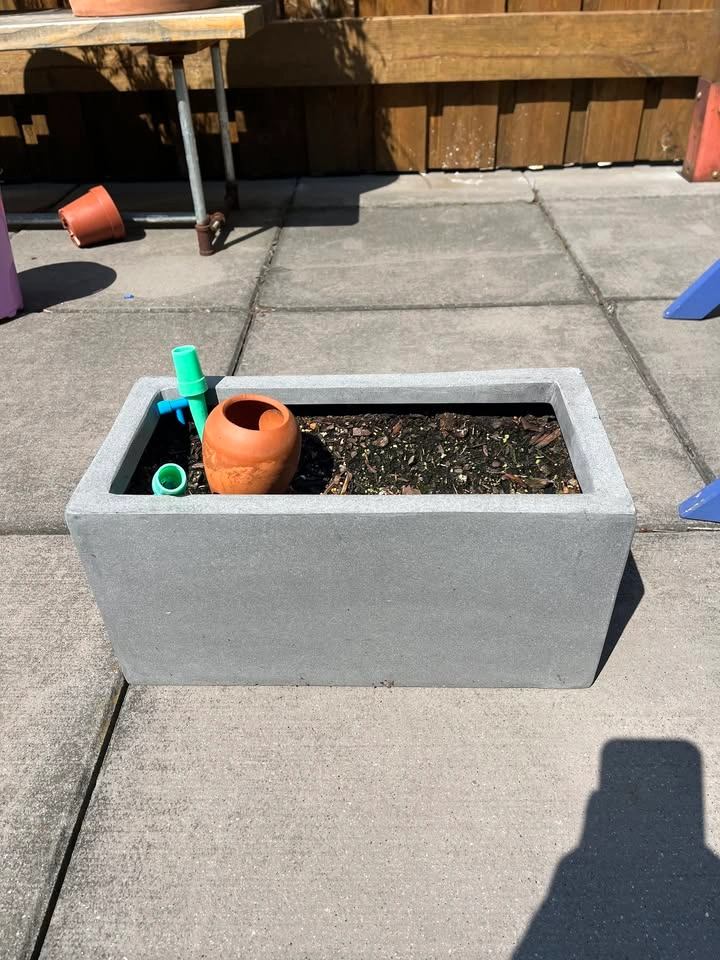 Concrete-look rectangular grey planter - photo 2