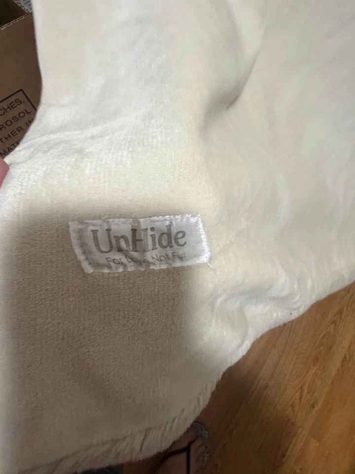 UnHide beige reversible blanket - photo 2