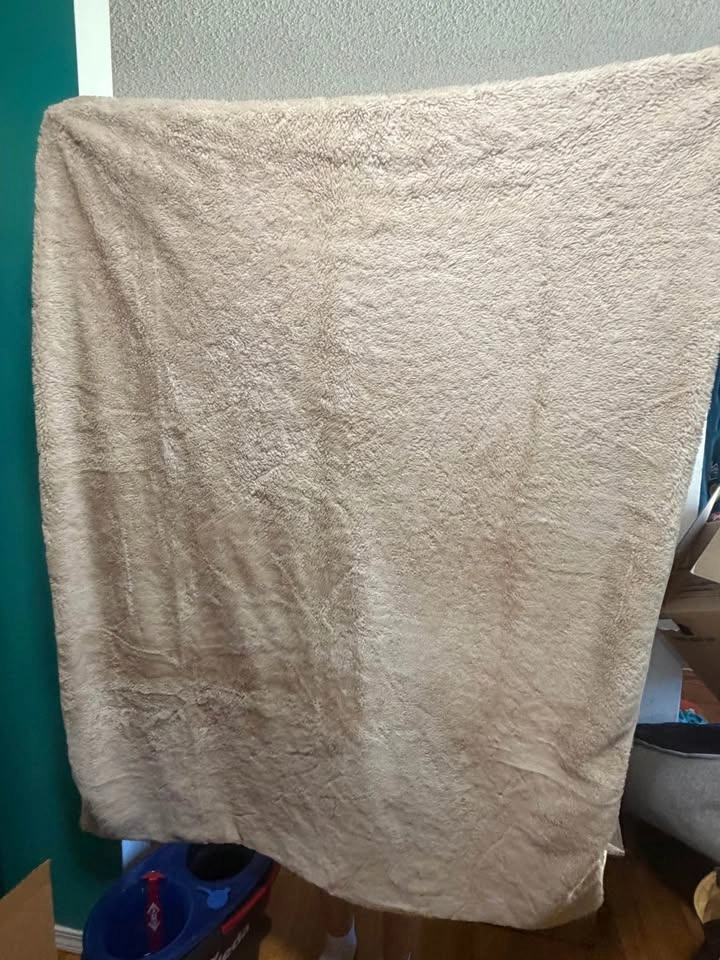UnHide beige reversible blanket - photo 3