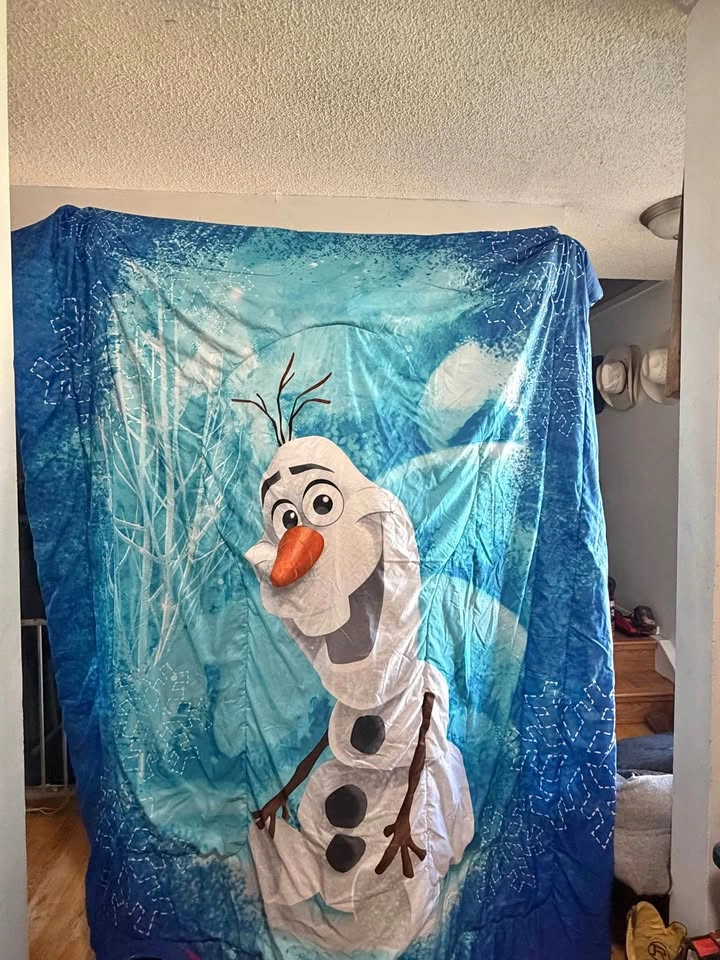 Frozen Olaf comforter