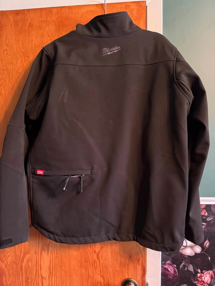 Milwaukee Heated Jacket + 3 batteries and charger - photo 2