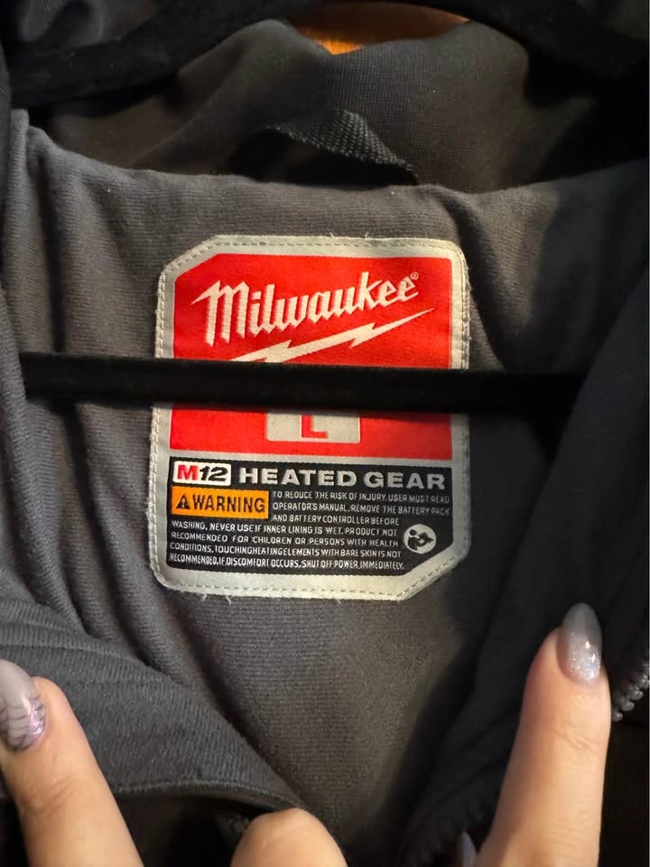 Milwaukee Heated Jacket + 3 batteries and charger - photo 3