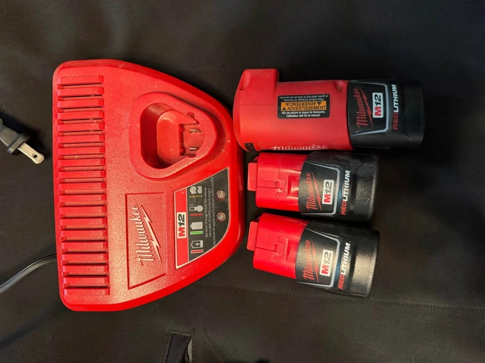Milwaukee Heated Jacket + 3 batteries and charger - photo 4