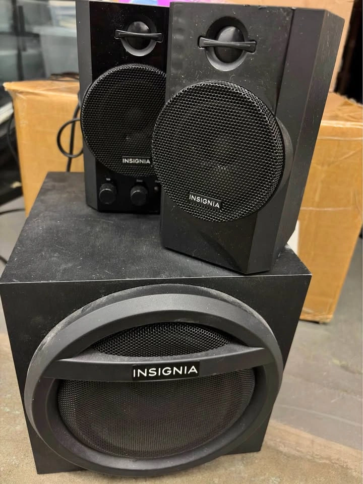 Insignia 2.1 Computer Speaker System with Subwoofer