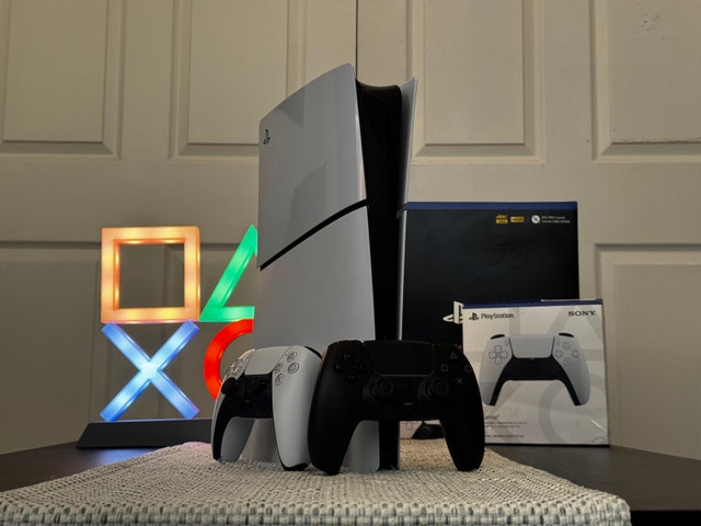 Playstation 5 Slim Digital + 2 Controllers
