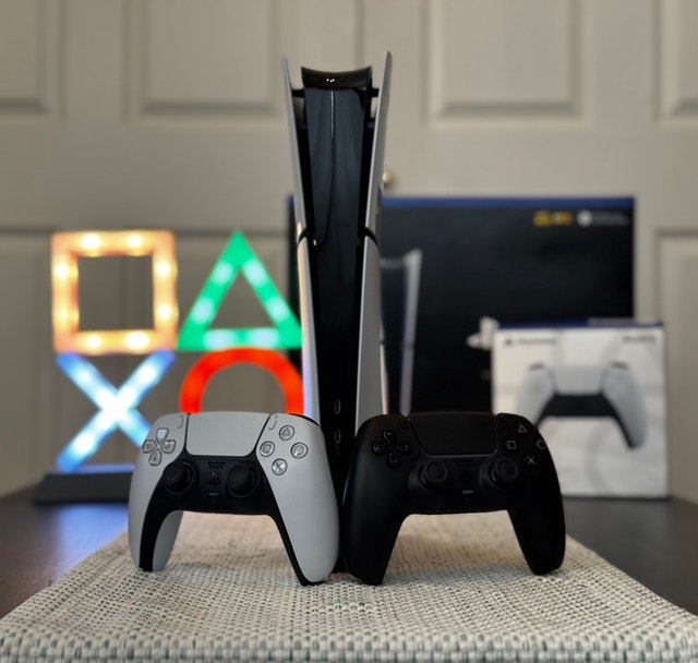 Playstation 5 Slim Digital + 2 Controllers - photo 2