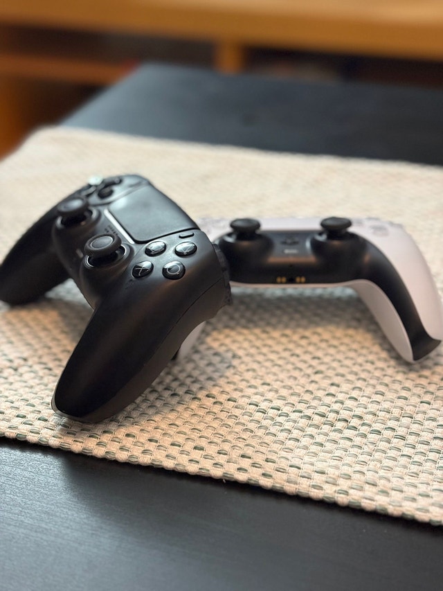 Playstation 5 Slim Digital + 2 Controllers - photo 3