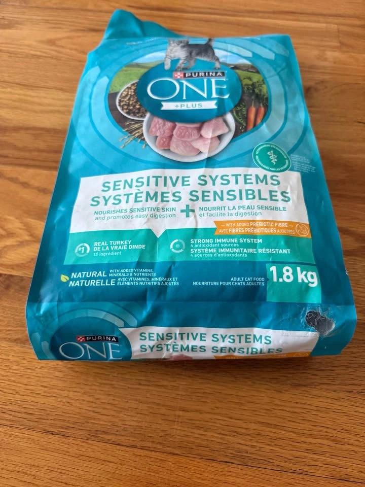 Purina ONE +Plus Sensitive Systems Dry Cat Food (1.8 kg) - photo 2