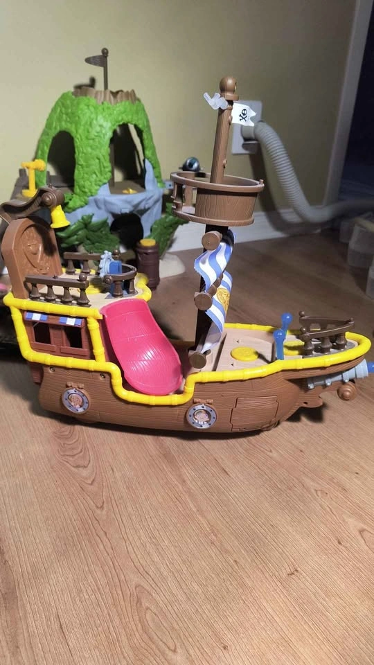 Jake and the Neverland Pirates Ship, Hideout, and bundle - photo 3