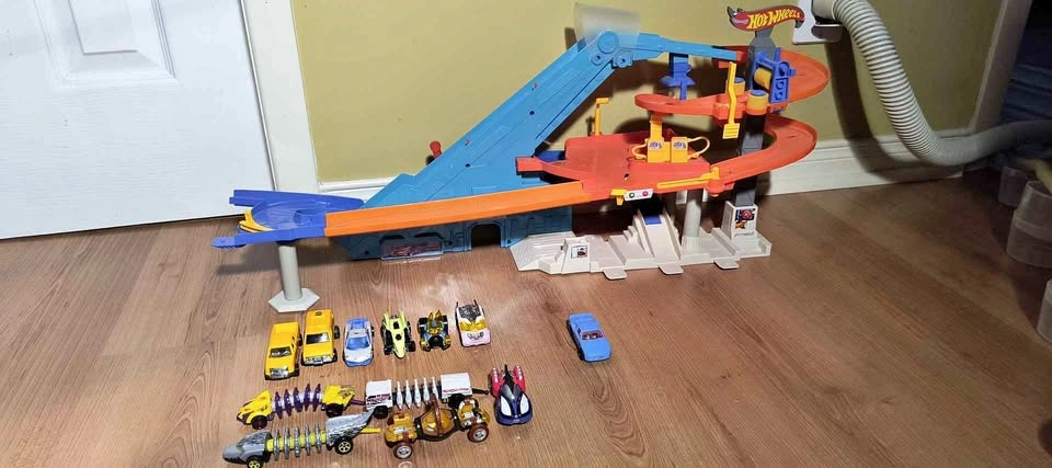 Hot Wheels Car wash and Colour changing car bundle